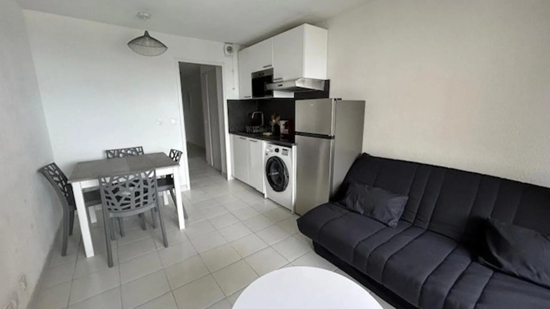 Cannes La Bocca: Appartement 2 Pieces Avec Terrasse Et Piscines - Fr-1-609-110 0*,