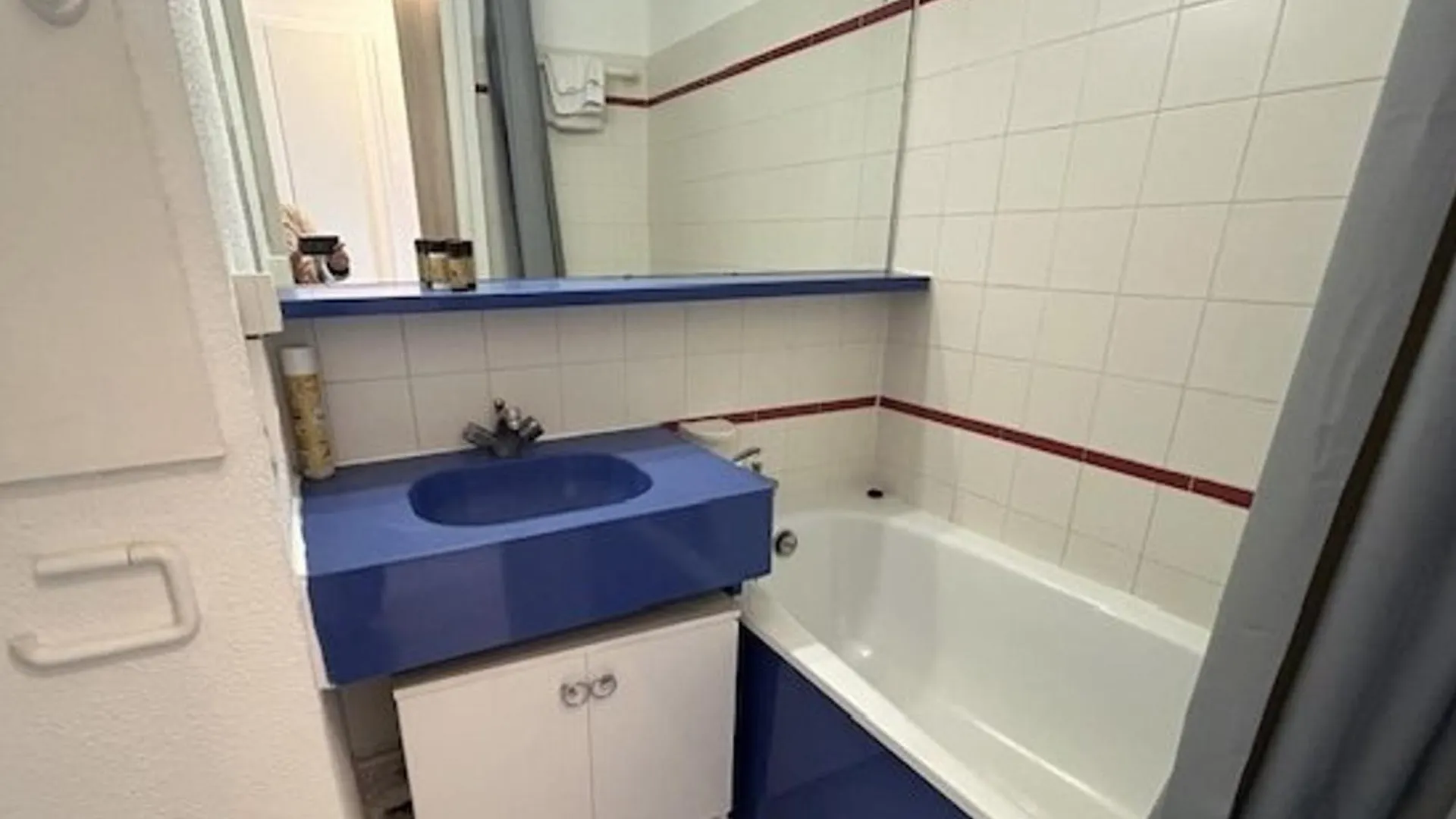 Cannes La Bocca: Appartement 2 Pieces Avec Terrasse Et Piscines - Fr-1-609-110 Apartment